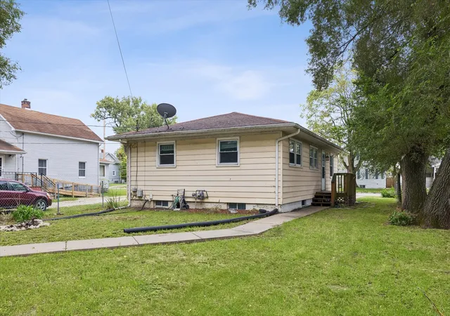 Photo 2 of Sale Pending at 1337 Morton Dr, East Moline, IL 61244 | MLS# 12787252 | Listing updated on 2026-10-23