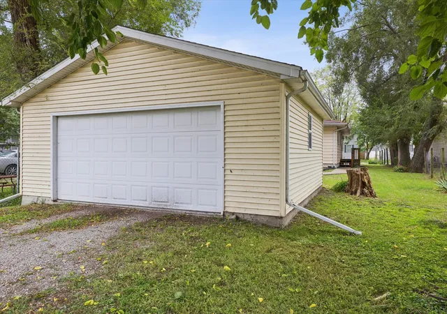 Photo 3 of Sale Pending at 1337 Morton Dr, East Moline, IL 61244 | MLS# 12787252 | Listing updated on 2026-10-23