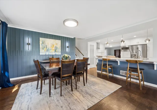 Photo 3 of Single family home for sale at 706 Courtland Cir, Western Springs, IL 60558 | MLS# 12787256 | Listing updated on 2026-10-22