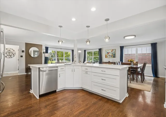 Photo 4 of Single family home for sale at 706 Courtland Cir, Western Springs, IL 60558 | MLS# 12787256 | Listing updated on 2026-10-22