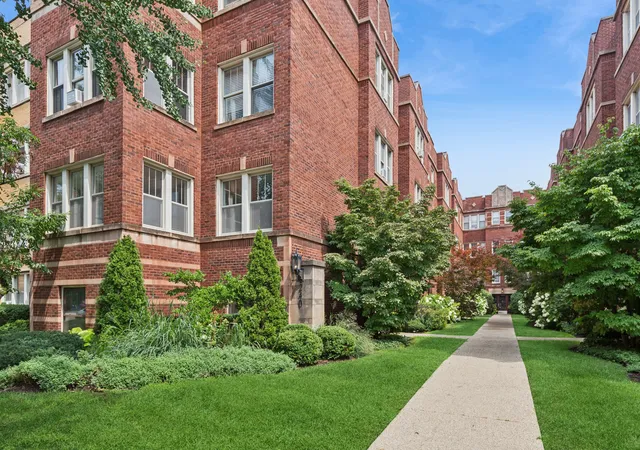 Photo 1 of Condo for sale at 240 S Maple Ave #3W, Oak Park, IL 60302 | MLS# 12787266 | Listing updated on 2026-10-22