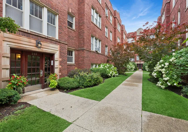 Photo 2 of Condo for sale at 240 S Maple Ave #3W, Oak Park, IL 60302 | MLS# 12787266 | Listing updated on 2026-10-22