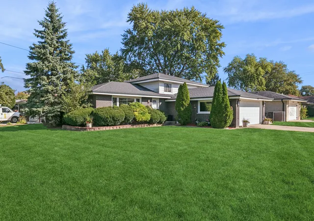 Photo 1 of Single family home for sale at 928 E 171st Street, South Holland, IL 60473 | MLS# 12787345 | Listing updated on 2026-10-30