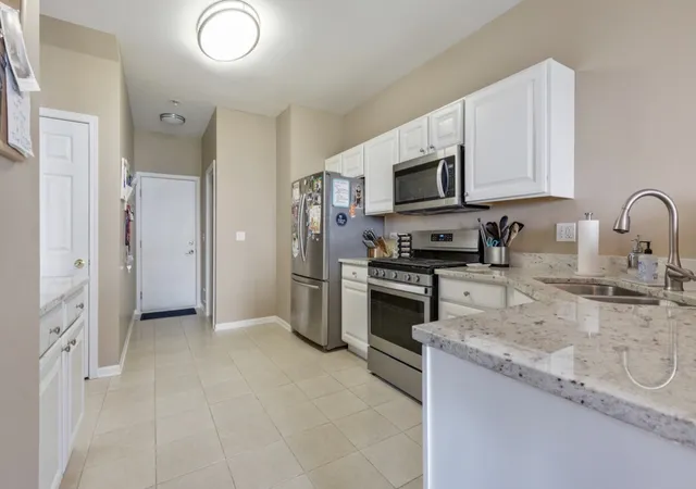 Photo 2 of Townhouse for sale at 335 Thornwood Way #D, South Elgin, IL 60177 | MLS# 12787361 | Listing updated on 2026-10-22