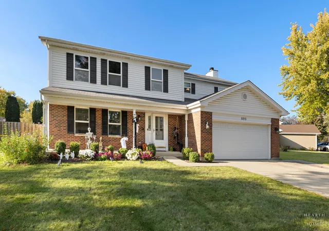 Single family home for sale at 695 Fox Run Ln, Algonquin, IL 60102 | MLS# 12787464