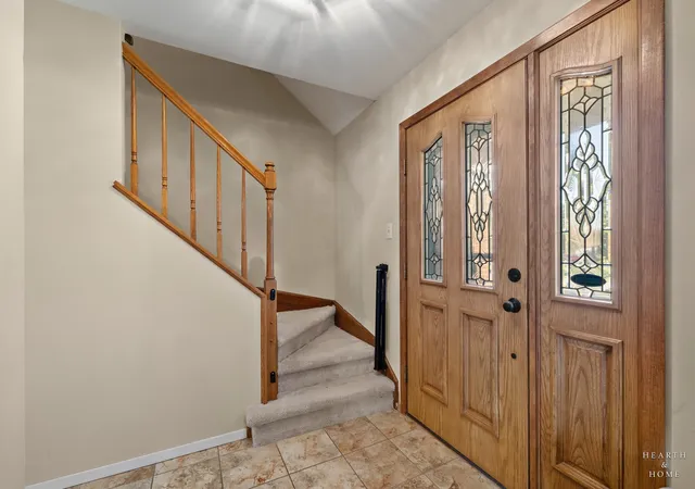 Photo 2 of Single family home for sale at 695 Fox Run Ln, Algonquin, IL 60102 | MLS# 12787464 | Listing updated on 2026-10-22