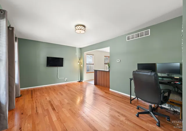 Photo 3 of Single family home for sale at 695 Fox Run Ln, Algonquin, IL 60102 | MLS# 12787464 | Listing updated on 2026-10-22
