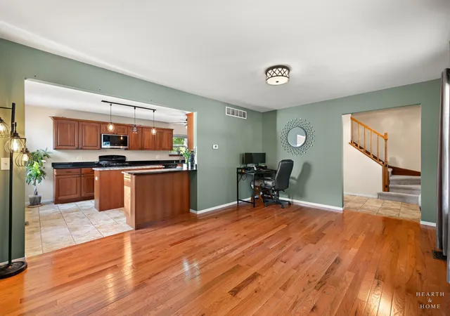 Photo 4 of Single family home for sale at 695 Fox Run Ln, Algonquin, IL 60102 | MLS# 12787464 | Listing updated on 2026-10-22