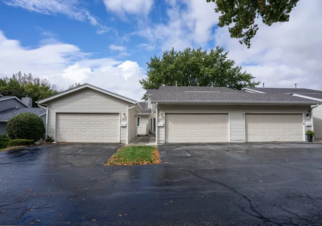 Townhouse for sale at 3076 Parkwild Dr, Bettendorf, IA 52722 | MLS# 12787472