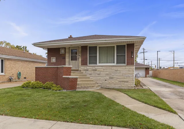Photo 1 of Single family home for sale at 9429 Major Ave, Oak Lawn, IL 60453 | MLS# 12787473 | Listing updated on 2026-10-20