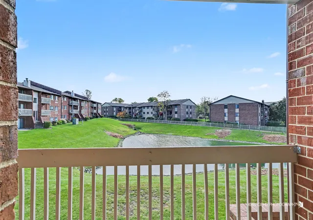 Listing Photo 4 - Condo for sale in building located at 960 N Lakeside Dr, Vernon Hills, IL 60061 - Unit #2-A
