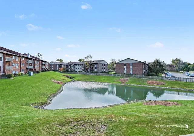 Listing Photo 5 - Condo for sale in building located at 960 N Lakeside Dr, Vernon Hills, IL 60061 - Unit #2-A