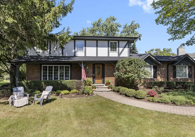 Single family home for sale at 402 Minnaqua Dr, Prospect Heights, IL 60070 | MLS# 12787508