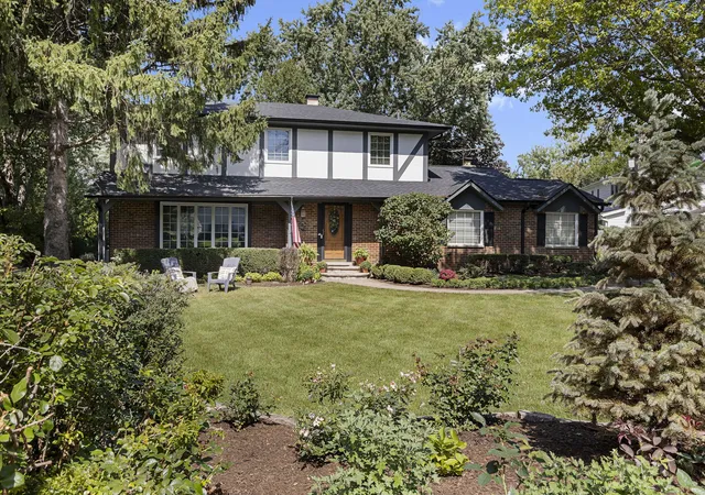 Photo 1 of Single family home for sale at 402 Minnaqua Dr, Prospect Heights, IL 60070 | MLS# 12787508 | Listing updated on 2026-10-29