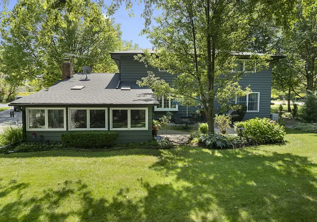 Photo 2 of Single family home for sale at 402 Minnaqua Dr, Prospect Heights, IL 60070 | MLS# 12787508 | Listing updated on 2026-10-29