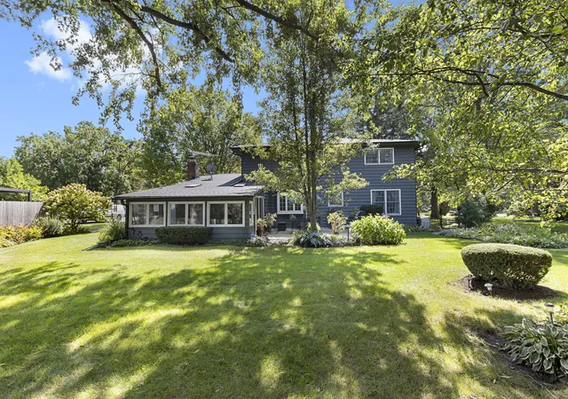 Photo 4 of Single family home for sale at 402 Minnaqua Dr, Prospect Heights, IL 60070 | MLS# 12787508 | Listing updated on 2026-10-29