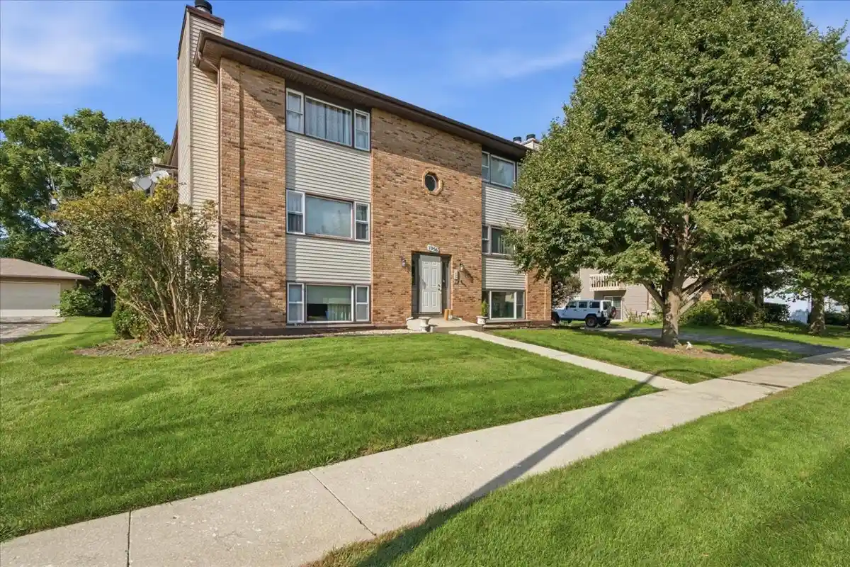 Listing Photo 2 - Condo for sale in 1056 Manchester Ct located at 1056 Manchester Ct, South Elgin, IL 60177 - Unit 1056 Manchester Ct