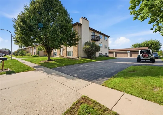 Photo 3 of Condo for sale at 1056 Manchester Ct #F, South Elgin, IL 60177 | MLS# 12787509 | Listing updated on 2026-10-22
