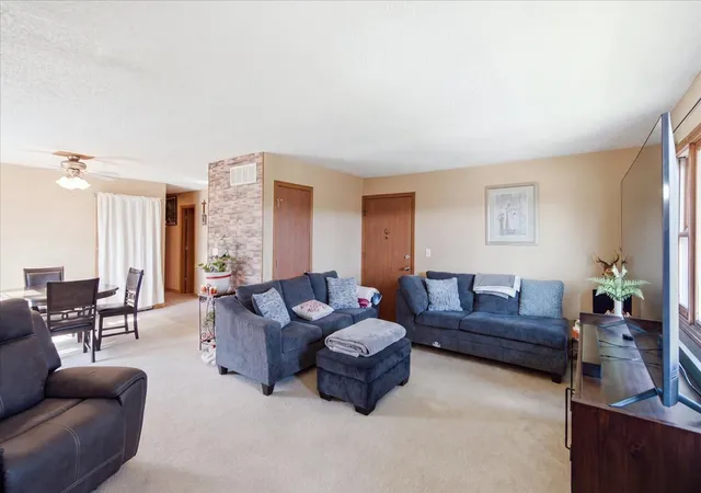 Listing Photo 5 - Condo for sale in building located at 1056 Manchester Ct, South Elgin, IL 60177 - Unit #F