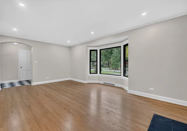 Photo 3 of Single family home for sale at 519 Uvedale Rd, Riverside, IL 60546 | MLS# 12787519 | Listing updated on 2026-10-22