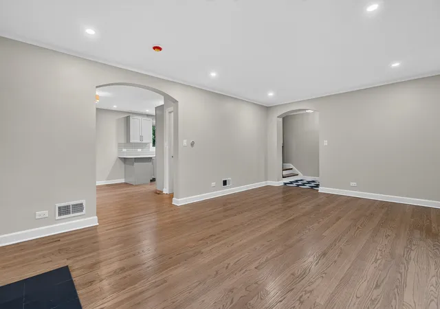 Photo 4 of Single family home for sale at 519 Uvedale Rd, Riverside, IL 60546 | MLS# 12787519 | Listing updated on 2026-10-22