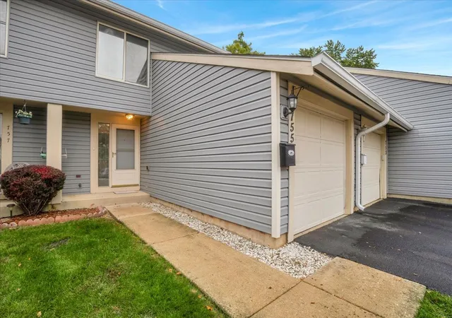 Photo 2 of Townhouse for sale at 755 Biloxie Ct #0, Carol Stream, IL 60188 | MLS# 12787535 | Listing updated on 2026-10-22