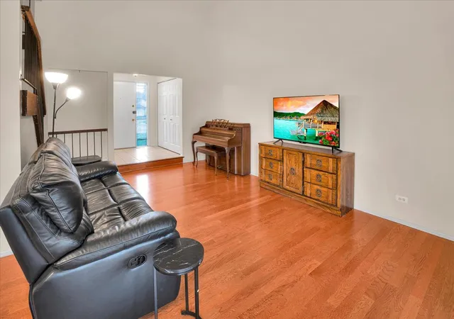 Photo 4 of Townhouse for sale at 755 Biloxie Ct #0, Carol Stream, IL 60188 | MLS# 12787535 | Listing updated on 2026-10-22