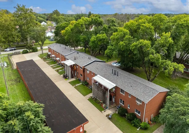 Listing Photo 4 - Condo for sale in building located at 1309 9Th St, Moline, IL 61265 - Unit #D