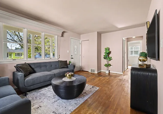 Photo 3 of Single family home for sale at 511 Cornelia St, Joliet, IL 60435 | MLS# 12787584 | Listing updated on 2026-10-21