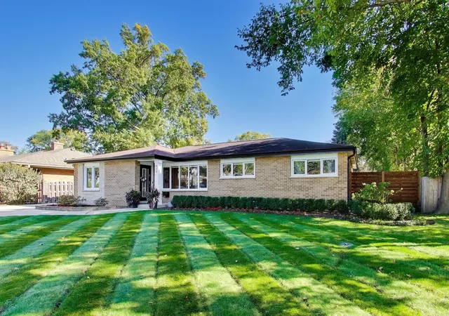 Photo 1 of Single family home for sale at 517 S Pine St, Mount Prospect, IL 60056 | MLS# 12787676 | Listing updated on 2026-10-23