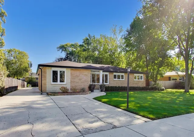 Photo 2 of Single family home for sale at 517 S Pine St, Mount Prospect, IL 60056 | MLS# 12787676 | Listing updated on 2026-10-23
