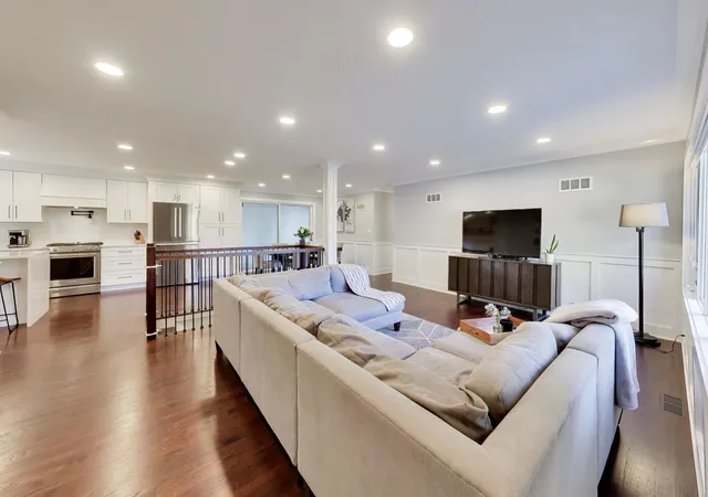 Photo 4 of Single family home for sale at 517 S Pine St, Mount Prospect, IL 60056 | MLS# 12787676 | Listing updated on 2026-10-23