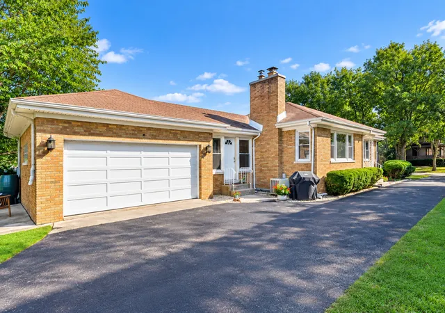 Photo 2 of Single family home for sale at 400 Addison Rd, Riverside, IL 60546 | MLS# 12787688 | Listing updated on 2026-10-22