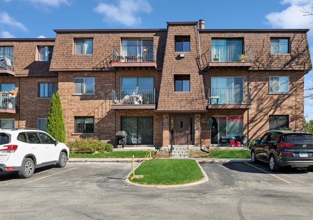 Condo for sale at 612 Cobblestone Cir #E, Glenview, IL 60025 | MLS# 12787708