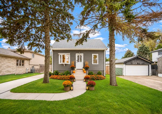 Single family home for sale at 11418 S Avon Ave, Alsip, IL 60803 | MLS# 12787716