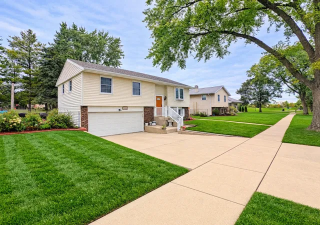 Photo 1 of Single family home for sale at 1468 Van Meter Dr, Glendale Heights, IL 60139 | MLS# 12787725 | Listing updated on 2026-10-20