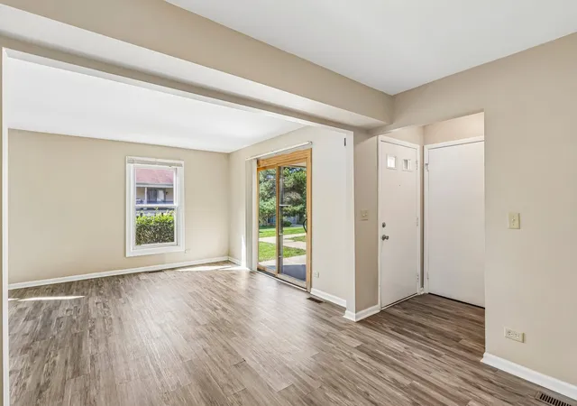 Listing Photo 5 - Condo for sale in building located at 1760 Bristol Walk, Hoffman Estates, IL 60169 - Unit #B