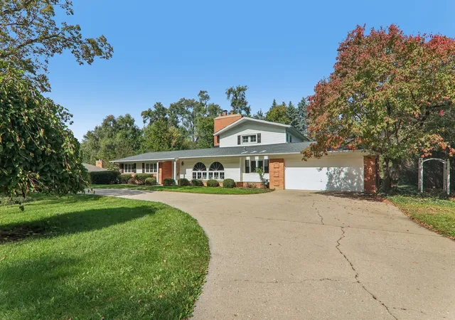Photo 1 of Single family home for sale at 424 Otis Rd, Barrington, IL 60010 | MLS# 12787741 | Listing updated on 2026-10-21