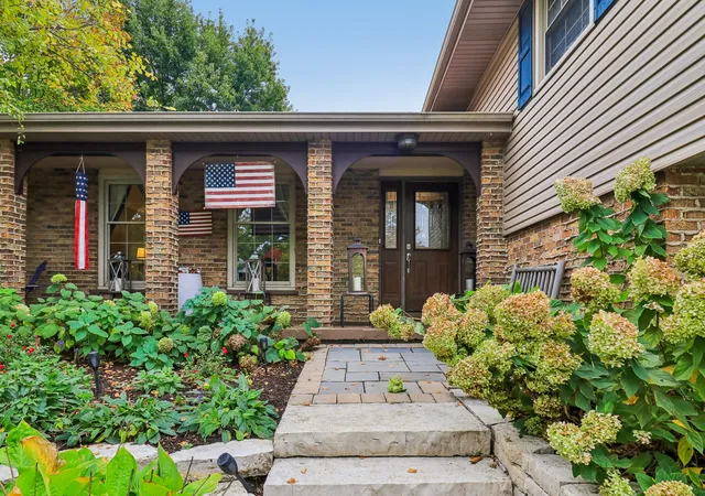 Photo 3 of Single family home for sale at 6s561 Bridlespur Dr, Naperville, IL 60540 | MLS# 12787744 | Listing updated on 2026-10-22