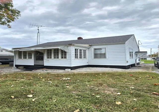 Photo 3 of Single family home for sale at 305 N Pearl St, Mc Leansboro, IL 62859 | MLS# 12787777 | Listing updated on 2026-10-22