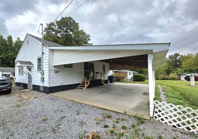 Photo 3 of Single family home for sale at 305 N Pearl St, Mc Leansboro, IL 62859 | MLS# 12787777 | Listing updated on 2026-10-22