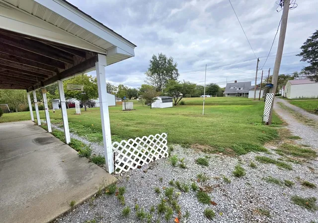 Photo 4 of Single family home for sale at 305 N Pearl St, Mc Leansboro, IL 62859 | MLS# 12787777 | Listing updated on 2026-10-22