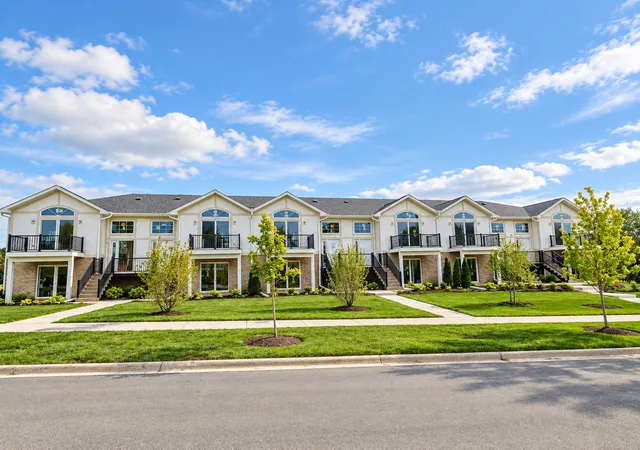 Townhouse for sale at 645 Ruby St, Crystal Lake, IL 60014 | MLS# 12787822