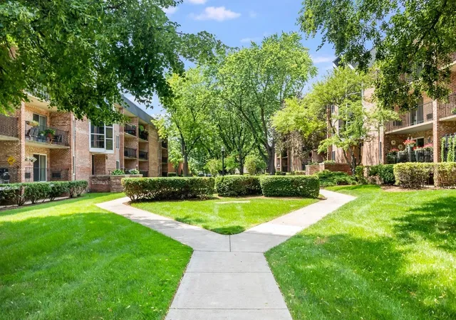 Listing Photo 3 - Condo for sale in building located at 1001 N Mill St, Naperville, IL 60563 - Unit #307