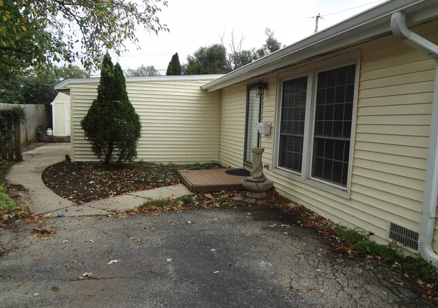 Photo 2 of Single family home for sale at 423 Blackhawk Ave, Carpentersville, IL 60110 | MLS# 12787849 | Listing updated on 2026-10-21