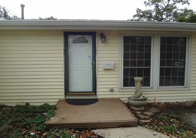 Photo 4 of Single family home for sale at 423 Blackhawk Ave, Carpentersville, IL 60110 | MLS# 12787849 | Listing updated on 2026-10-21