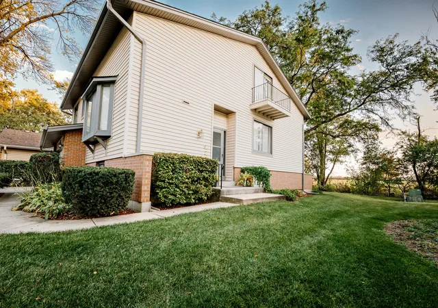 Photo 3 of Single family home for sale at 3405 Golfview Dr, Hazel Crest, IL 60429 | MLS# 12787876 | Listing updated on 2026-10-22