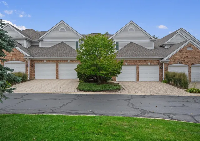 Photo 3 of Townhouse for sale at 316 Reserve Cir, Clarendon Hills, IL 60514 | MLS# 12787878 | Listing updated on 2026-10-23