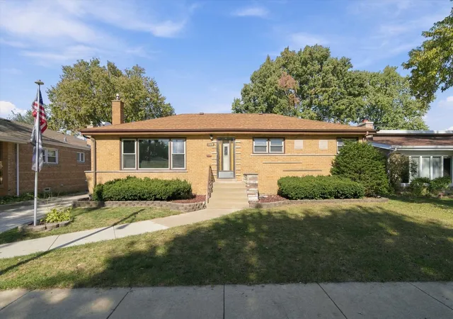 Photo 1 of Single family home for sale at 2818 W 101st Street, Evergreen Park, IL 60805 | MLS# 12787879 | Listing updated on 2026-10-24