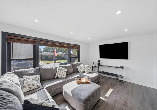 Photo 3 of Single family home for sale at 2818 W 101st Street, Evergreen Park, IL 60805 | MLS# 12787879 | Listing updated on 2026-10-24